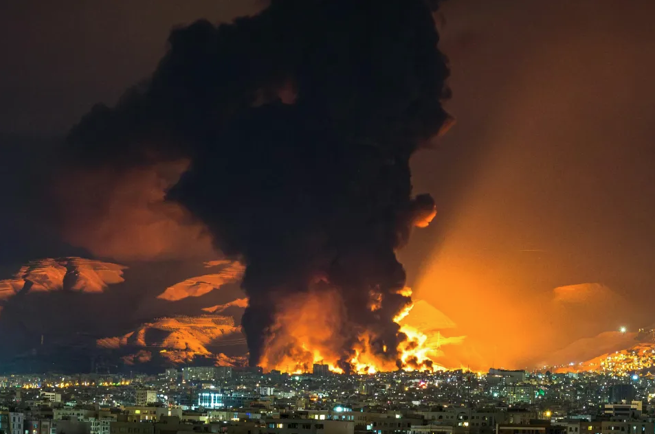 Xung đột tại Trung Đông: Người dân Iran tiếp xúc với khói đen phải đối mặt với những rủi ro nào?